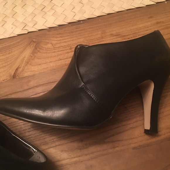 Steve Madden Black Leather Booties SZ 9.5 - Picture 1 of 6